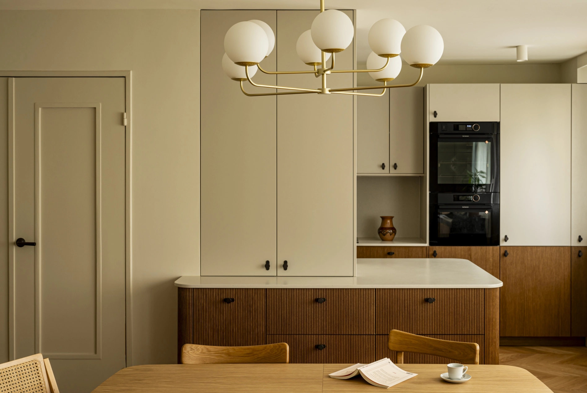 Doppelseitig gebogener, plissierter Arabica-Stoff, Länge 39 cm, Höhe 40 cm.