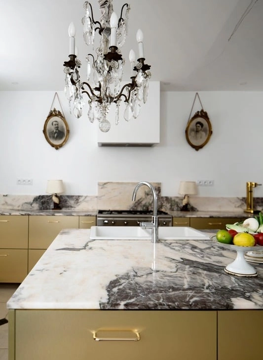 Metallküche – Messingfarben