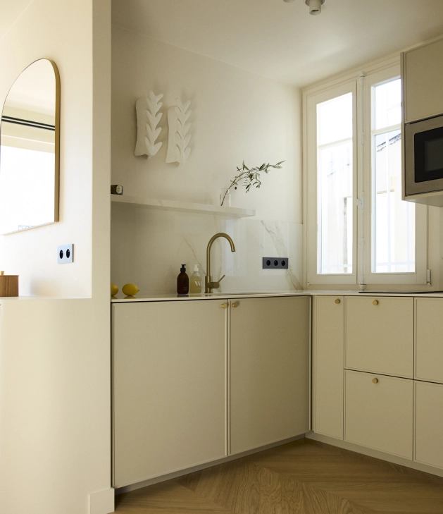 Klassische Tür, matt lackiert, Kreidefarbe, B 40 cm, H 64 cm.