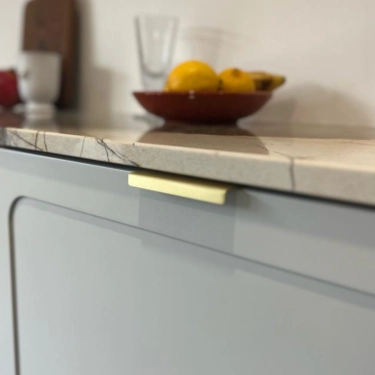 Profile handle on the edge